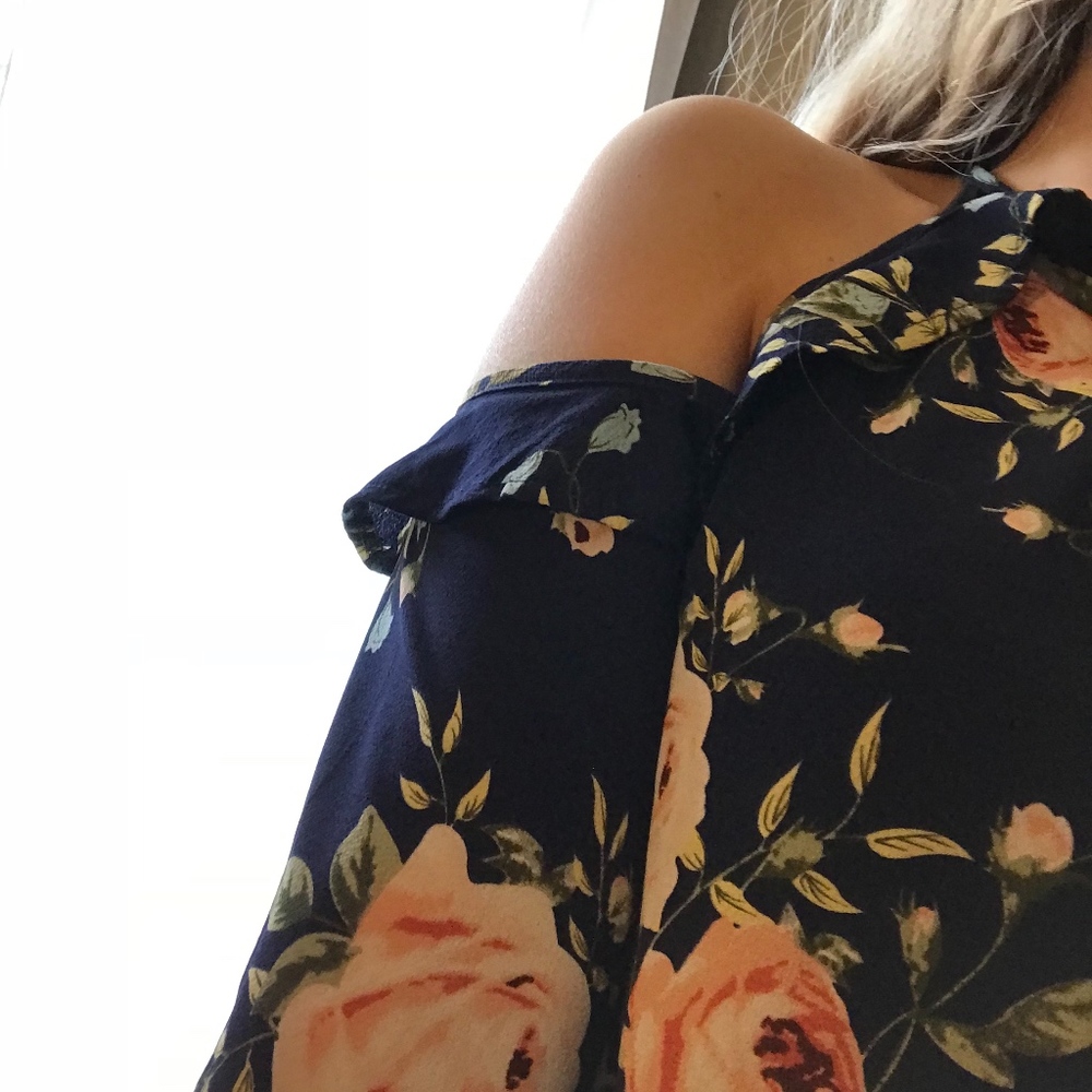 Cold Shoulder top in Navy Floral XL